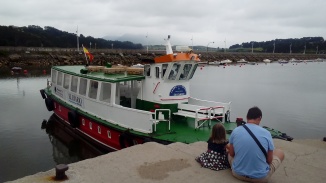 Barco que cruza la ría de Santander