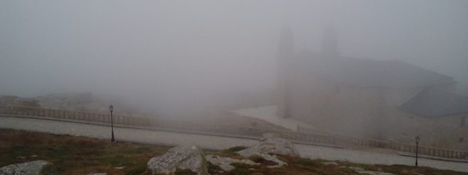 El Santuario tras la neblina